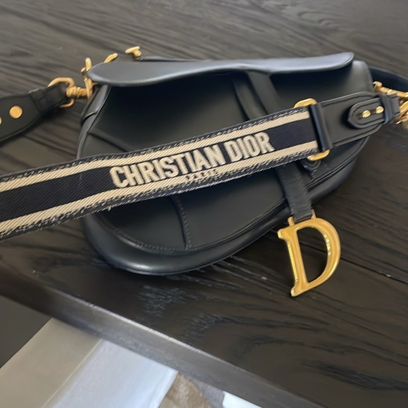 Saddle Handbag Leather Medium with strap. Outside and inside is great condition - Picture 6 of 12